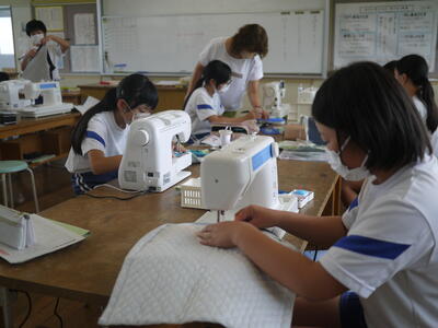 班で協力・ナップサックづくり